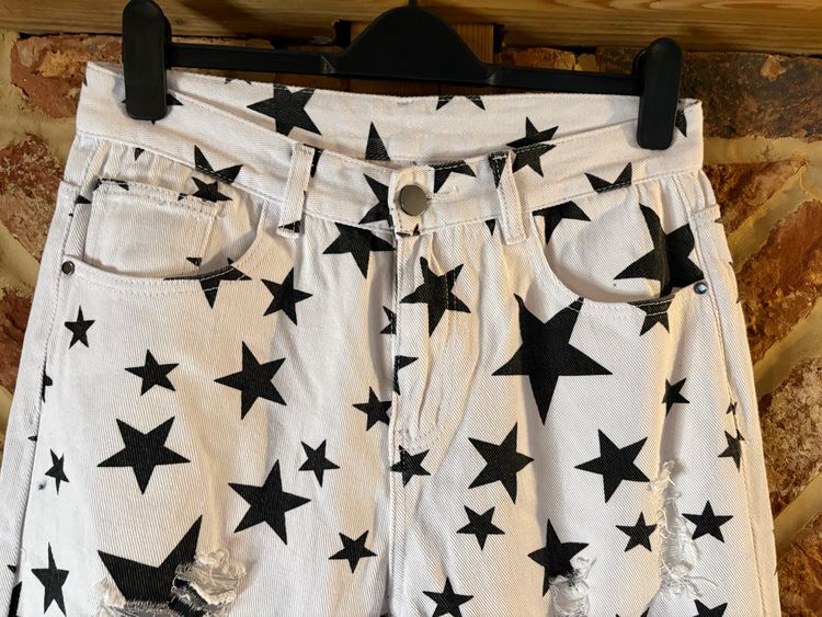 White Jeans With Black Star Print And Distressed Details imagen 4