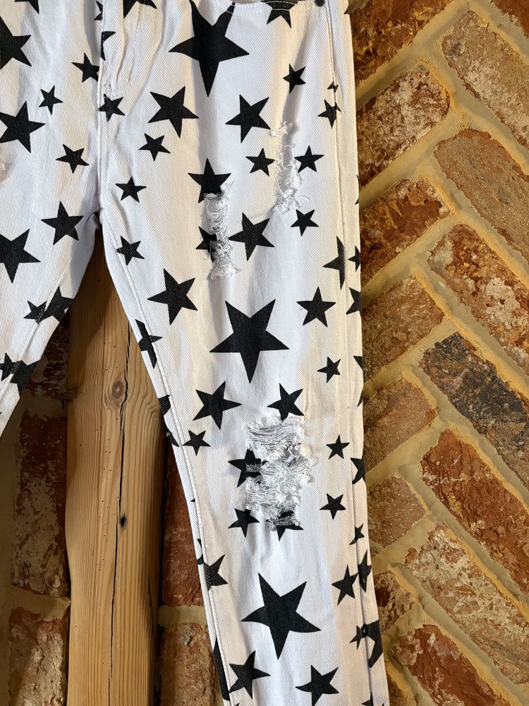 White Jeans With Black Star Print And Distressed Details imagen 3
