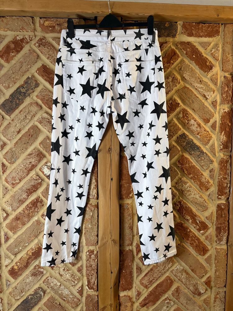 White Jeans With Black Star Print And Distressed Details imagen 5