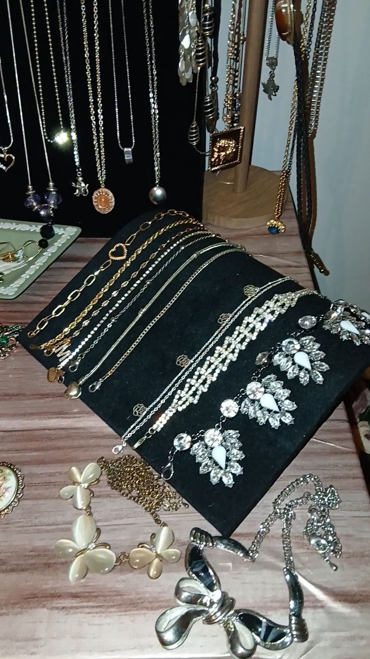 Live Jewellery & Watches auction: Vintage Galore  by nikesha