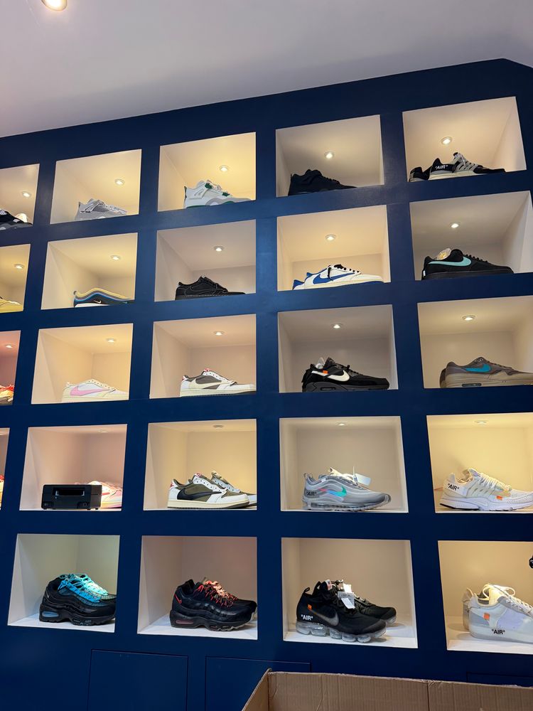 Live auction: Been a while… last bit of Stock.. clearance deals! Jordan 4’s TN’s, Travis’s and clothing! by crepskicks