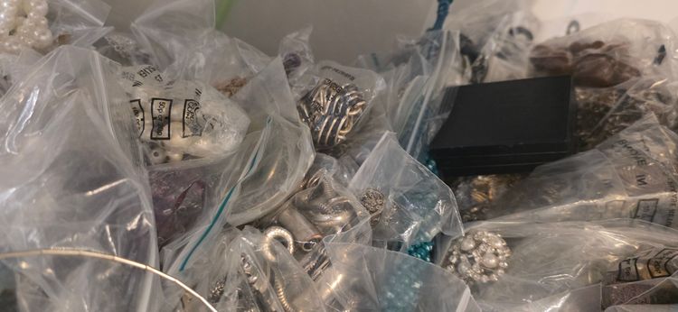 Live auction: COSTUME JEWELLERY SHOW VINTAGE BOHO VIBE £2.50P STARTS ALL  by treasureboxuk