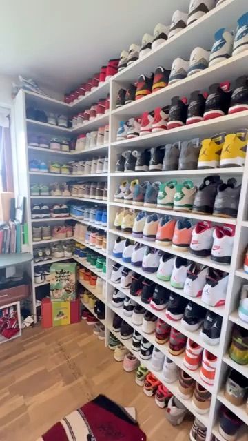 Live Streetwear auction: TODO al 20% de DESCUENTO ZAPATILLAS POKEMON y ROPA by drrsneakers