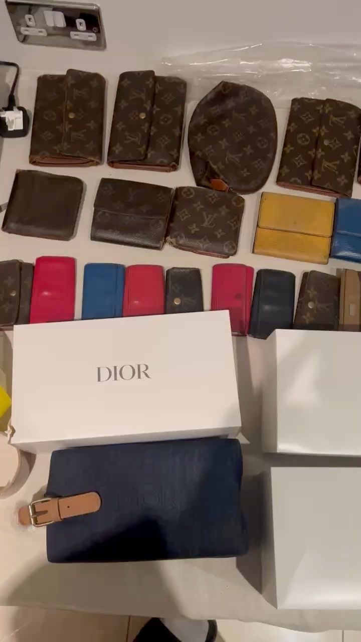 Live auction: 🤑£1NR LOUIS VUITTON WALLETS + MONCLER JACKETS🤑 by cosmosluxury