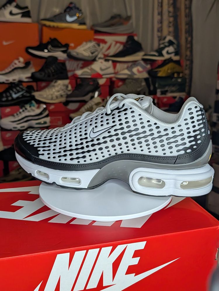 Live auction: Bargain Deals Sneakers 👟 by cmfshop