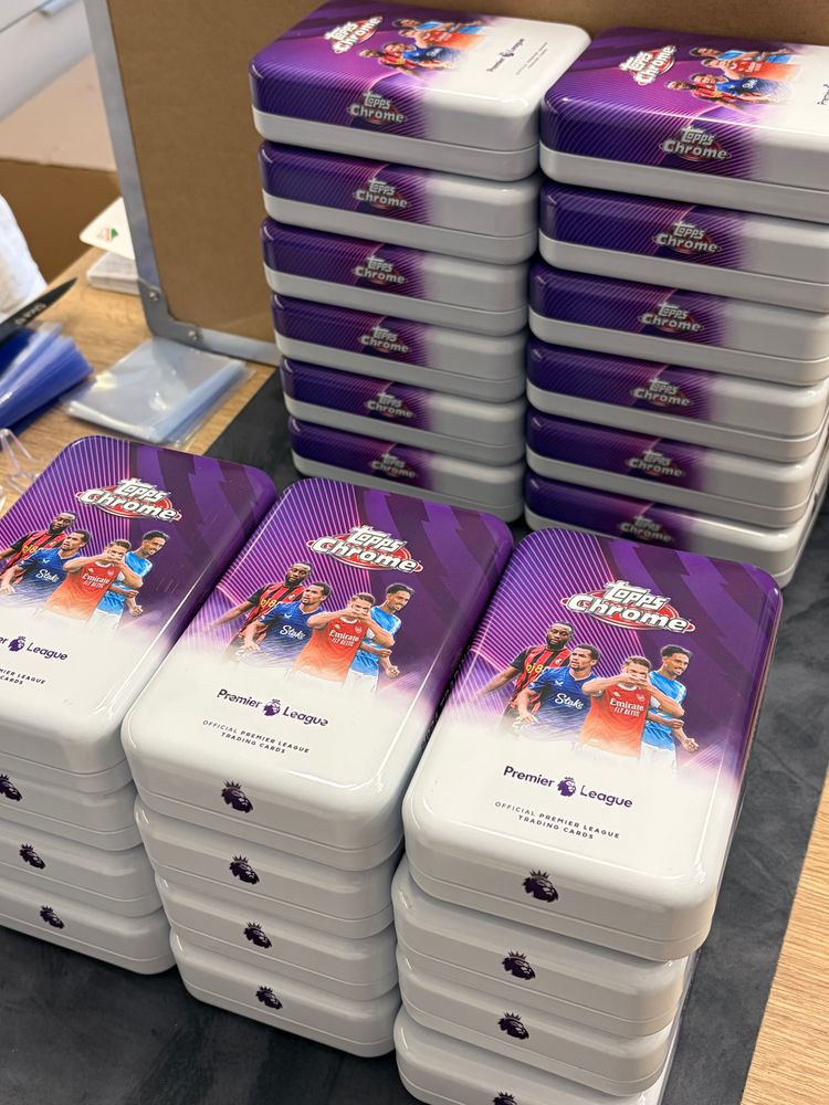 Live Trading Cards auction: II CZĘŚĆ BREAKA FULL CASE 24x Tin Topps Chrome Premier League 2026 by onemorepack