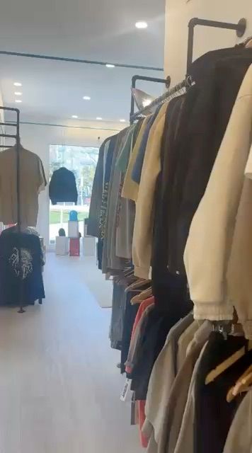 Live auction: magliette, felpe, pantaloni e molto altro a prezzi mai visti by sharkdrop