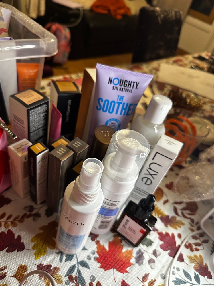Live auction: Ladies Beauty bundles and men gift sets by solucky