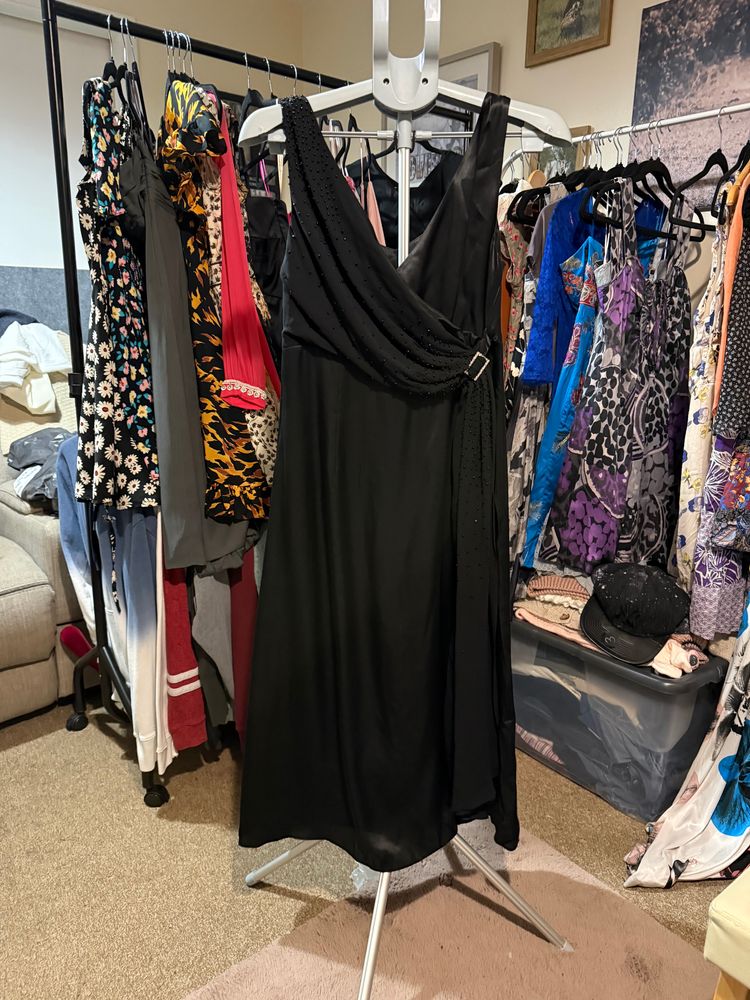 Live Tommy Hilfiger auction: Preloved dresses - sizes 6-16, various brands, prom, holiday, 100% silk and more by tuffstuff