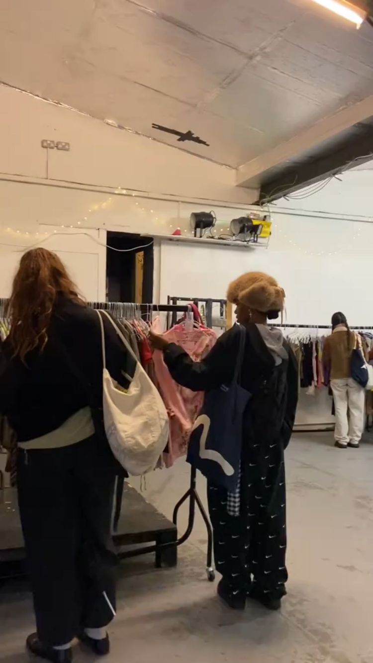 Live Womenswear auction: £5 ITALIAN Y2K SALE 🩵💫 by funkycat