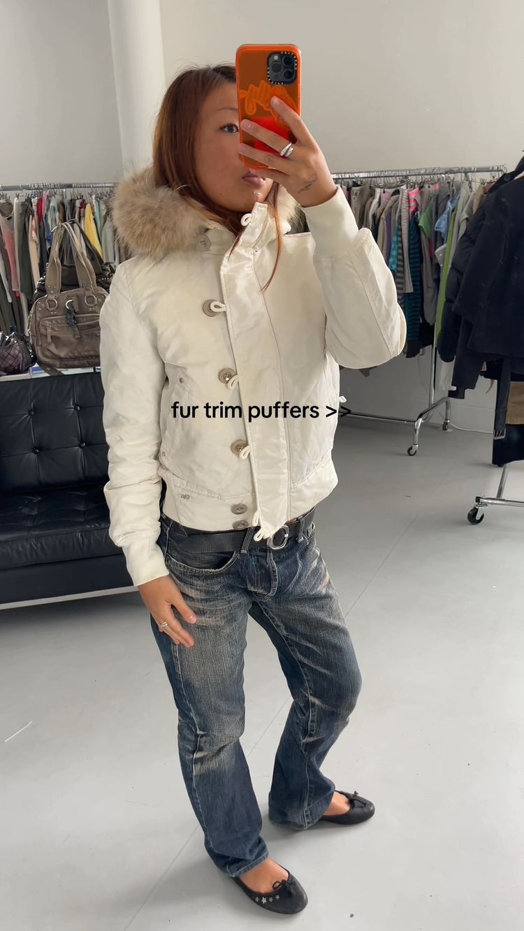 Live Womenswear auction: NEW VINTAGE STOCK by viviensvintage