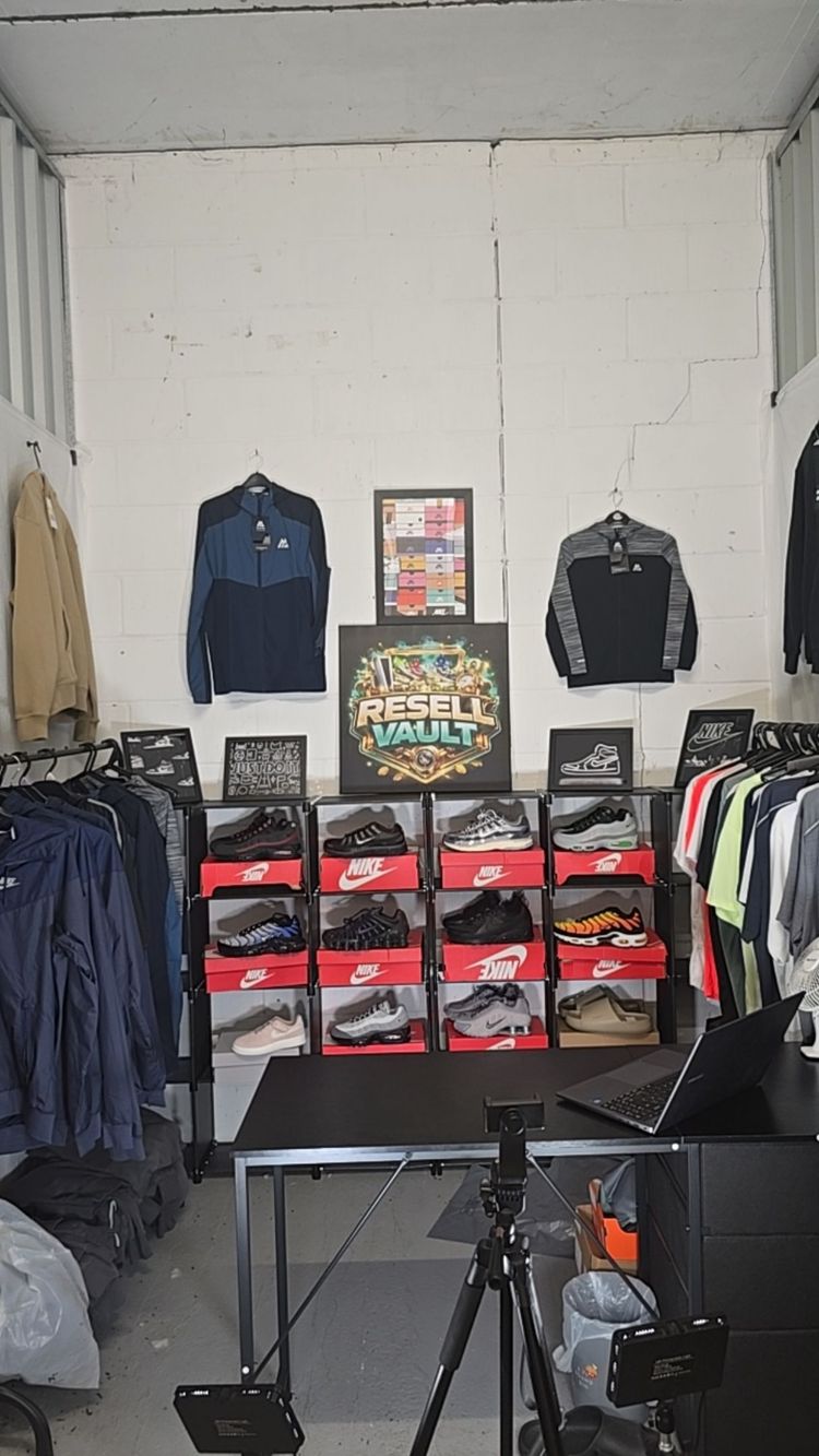 Live Sneakers auction: CRAZY PRICES AND NEW STOCK!!!🔥🔥🔥 by resellvault