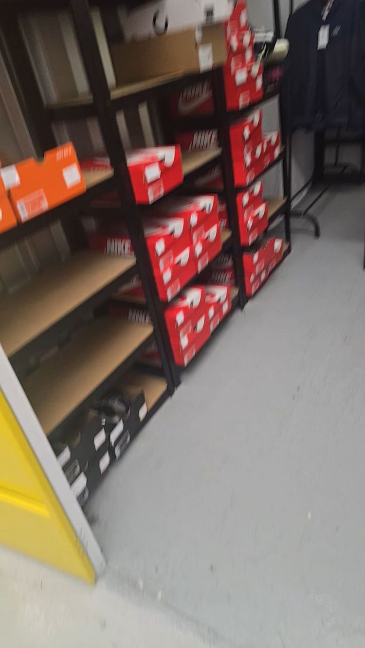 Live Sneakers auction: NEW STOCK 😍 CRAZY PRICE!!!🔥🔥🔥 by resellvault