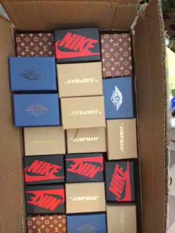 Live auction: Sneaker key rings, trainers and clothing lets go! by fashionsyndicate