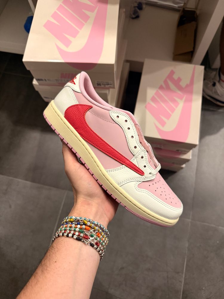 Live Sneakers auction: TRAVIS PINK A PARTIRE DA 1€🩷❤️ by resellzonecesena