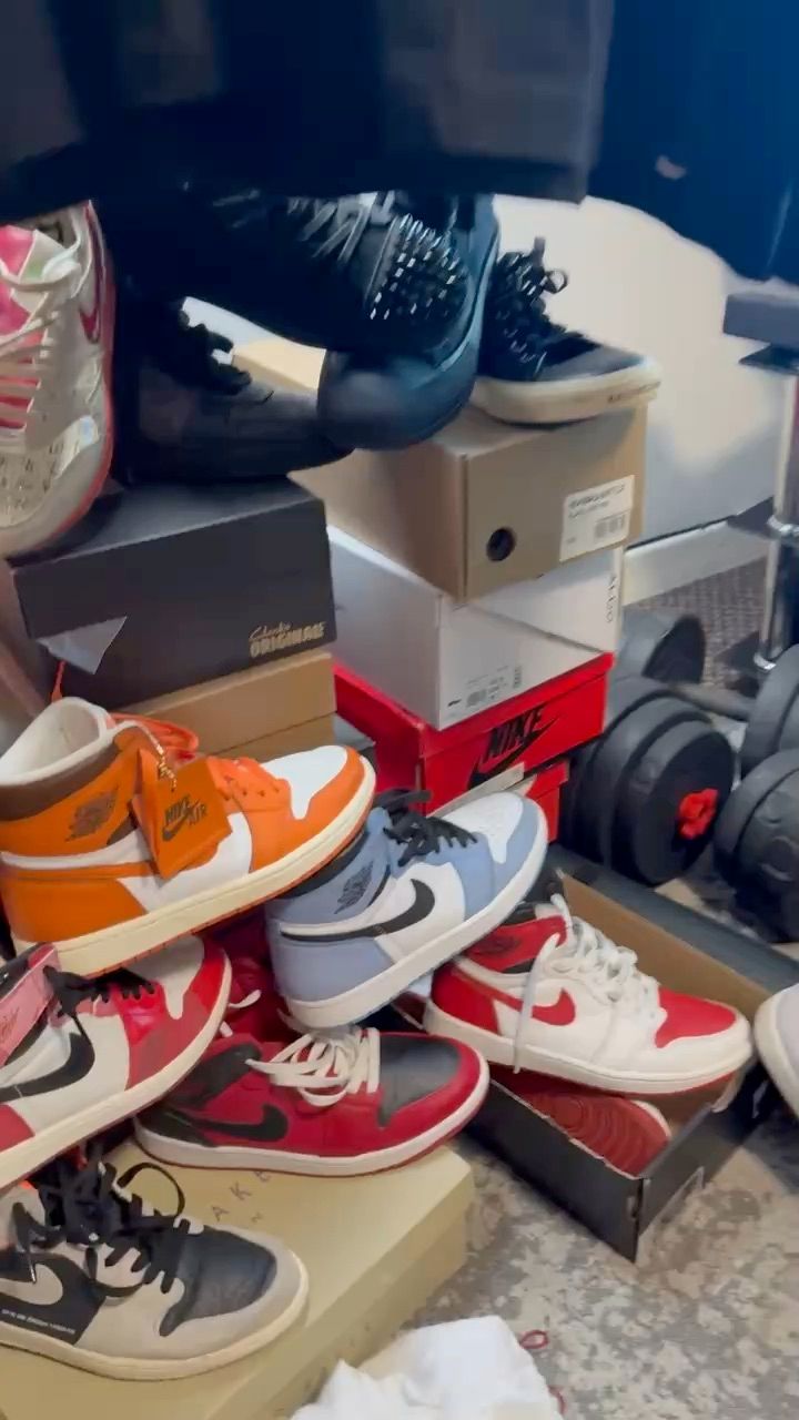 Live Yeezy auction: Shisto’s Inn by shisto