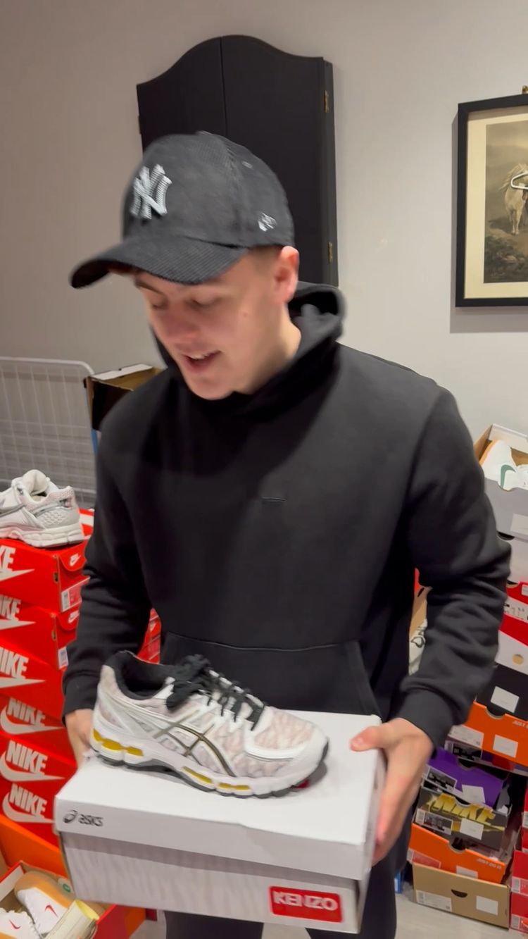 Live auction: 32" SMART TV GW + £1 NR PREMIUM ALL NIGHT by crep_cartel01