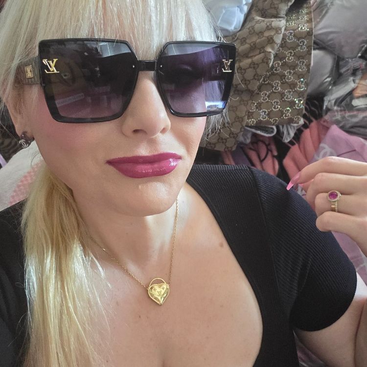 Profile picture of cherrylouboutin